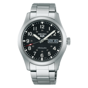 Quadrante nero sunburst del Seiko 5 Sports SRPG27K1 con indici e lancette luminescenti LumiBrite e indicazione giorno e data a ore 3